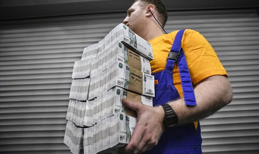 Công nhân mang tiền giấy 1000 rúp tại một nhà máy Goznak ở Mátxcơva, Nga. Ảnh: AFP