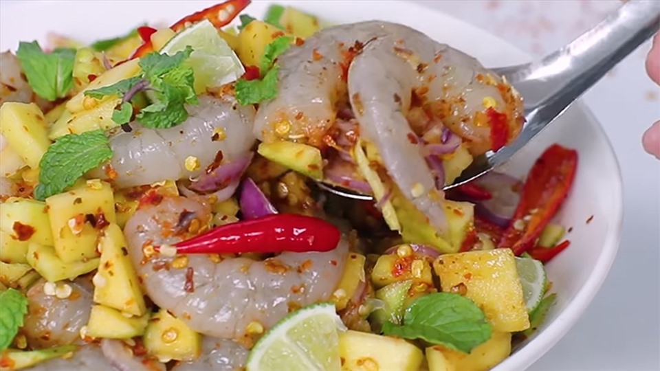 Nguy cơ và lưu ý khi ăn tôm