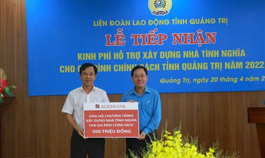 Lãnh đạo LĐLĐ tỉnh Quảng Trị tiếp nhận số tiền 500 triệu đồng của Agribank chi nhánh Quảng Trị. Ảnh: Hưng Thơ.