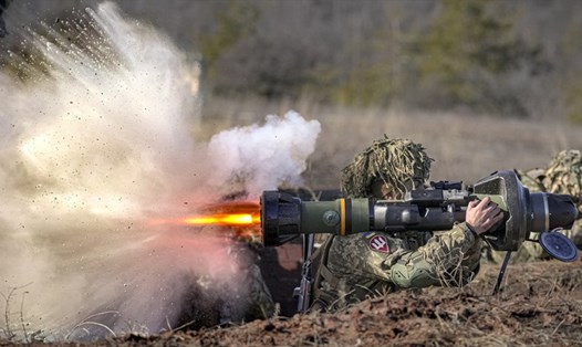 Binh sĩ Ukraina bắn vũ khí chống tăng NLAW trong cuộc tập trận ở Donetsk, ngày 15.2.2022. Ảnh: AP