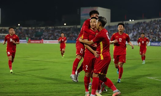 U23 Việt Nam trong trận đấu giao hữu với U20 Hàn Quốc trên sân Việt Trì tối 19.4. Ảnh: Minh Đức