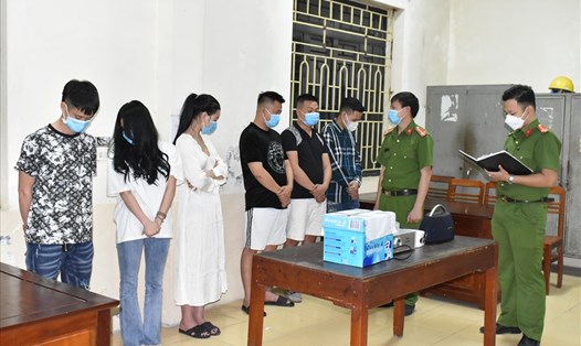 Các đối tượng bị Công an huyện Hoa Lư, Ninh Bình bắt quả tang sử dụng trái phép chất ma túy. Ảnh: NT