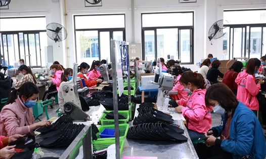 Người lao động mong chờ sớm được tăng lương tối thiểu vùng. Ảnh minh hoạ: Hải Nguyễn