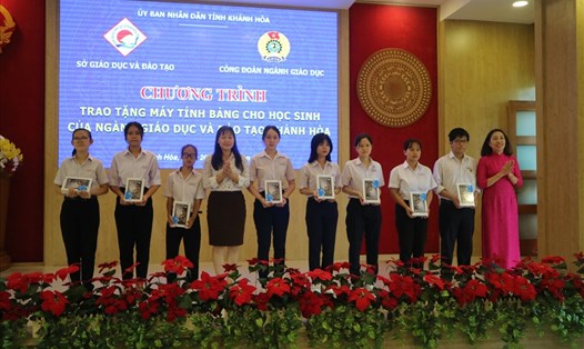 Sở Giáo dục và Đào tạo phối hợp với Công đoàn ngành Giáo dục tỉnh Khánh Hòa tổ chức trao tặng 1.000 máy tính bảng cho học sinh nghèo chưa có máy học trực tuyến. Ảnh: Minh Hà