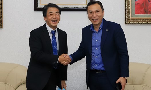 Quyền Chủ tịch VFF Trần Quốc Tuấn (phải) và Tổng giám đốc Dentsu Sports Việt Nam Norimasa Ichiba. Ảnh: VFF