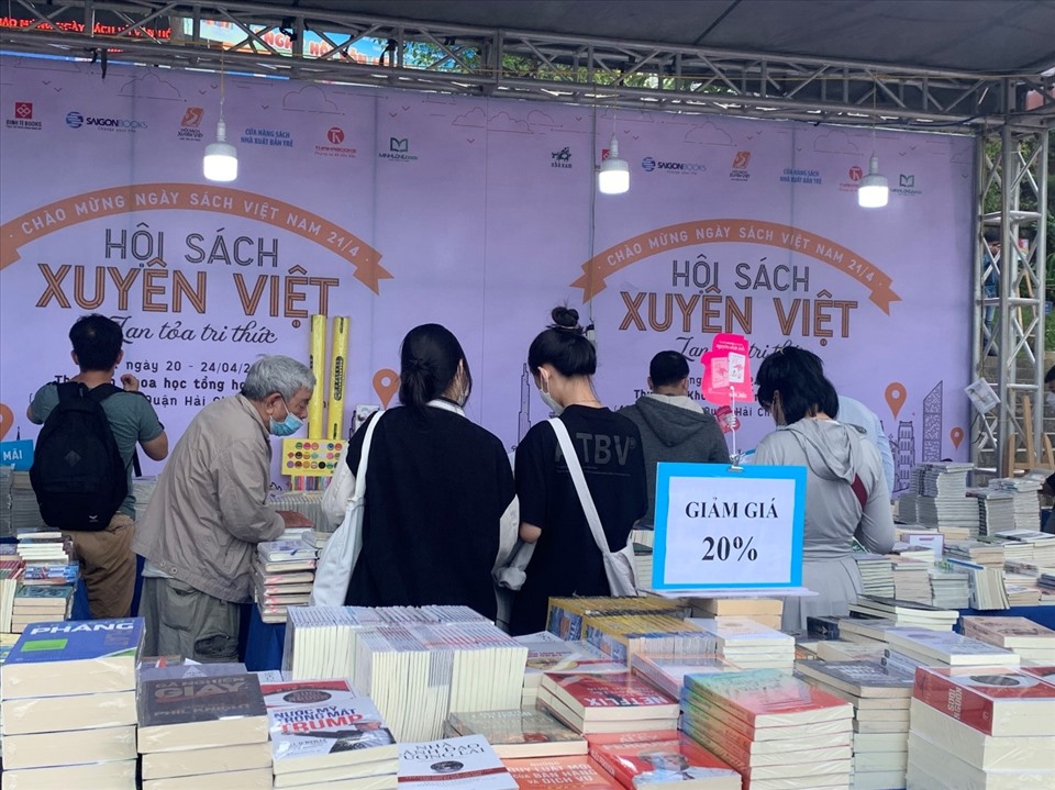 Hội sách thu hút đông đảo độc giả ở mọi lứa tuổi. Ảnh: Kim Khánh
