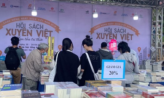 Hội sách thu hút đông đảo độc giả ở mọi lứa tuổi. Ảnh: Kim Khánh