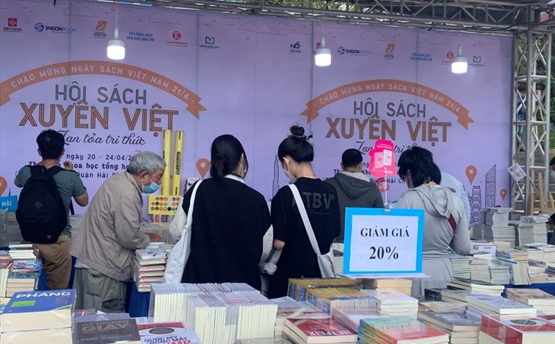 Hội sách thu hút đông đảo độc giả ở mọi lứa tuổi. Ảnh: Kim Khánh