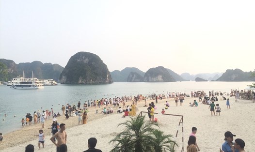 Tàu du lịch bên bãi tắm đảo Ti-tốp (Quảng Ninh) dịp nghỉ lễ 10.4.2022. Ảnh: Nguyễn Hùng