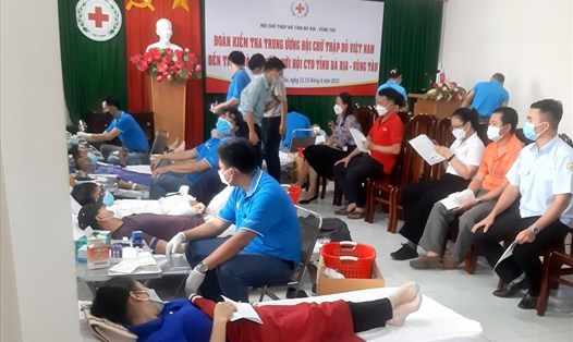 Công đoàn viên tham gia hiến máu tình nguyện trong Ngày hội.