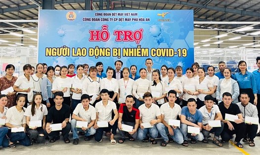 Trao hỗ trợ đợt 2 cho người lao động nhiễm COVID-19 tại Công ty CP Dệt May Phú Hoà An. Ảnh: CĐCT