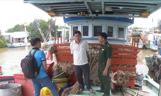 Chủ tàu cá Nguyễn Văn Hiệp (giữa) chia sẻ với phóng viên và cán bộ Biên phòng. Ảnh: VS