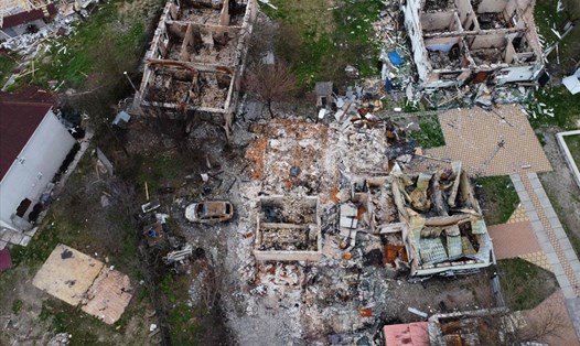 Một khu dân cư ở Moshchun, Ukraina bị phá hủy. Ảnh: AFP