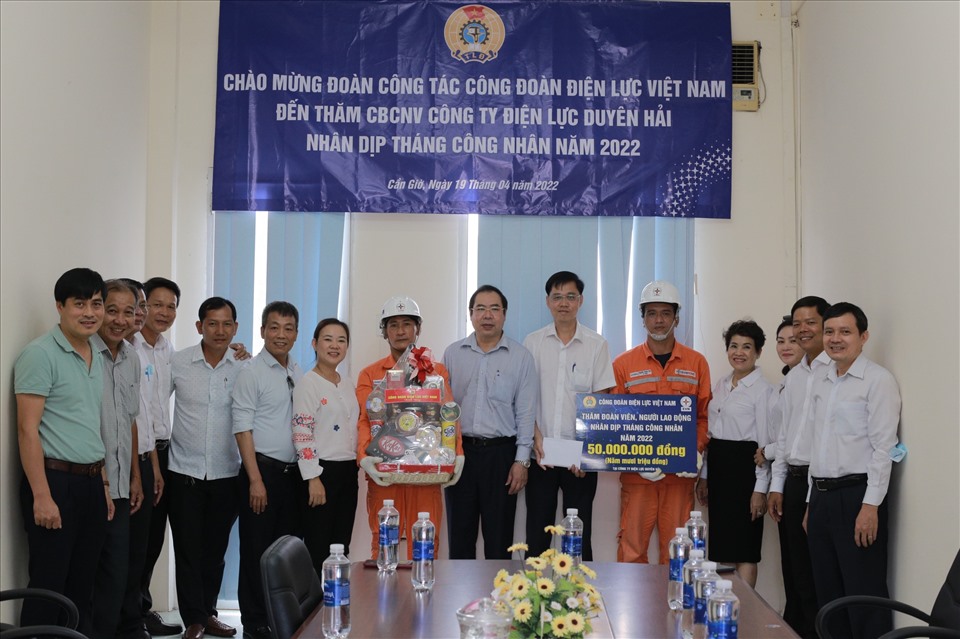 Đoàn công tác của Công đoàn Điện lực Việt Nam trao quà cho người lao động thuộc Tổng Công ty Điện lực TP.Hồ Chí Minh. Ảnh: Mỹ Ly