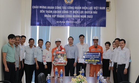 Đoàn công tác của Công đoàn Điện lực Việt Nam trao quà cho người lao động thuộc Tổng Công ty Điện lực TP.Hồ Chí Minh. Ảnh: Mỹ Ly