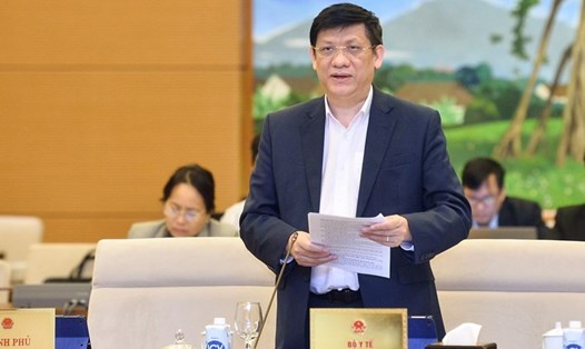 Bộ trưởng Bộ Y tế Nguyễn Thanh Long trình bày tờ trình. Ảnh: QH