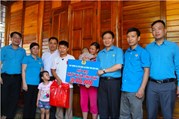 LĐLĐ tỉnh Điện Biên: Trao 70 suất quà dịp Tháng Công nhân năm 2022