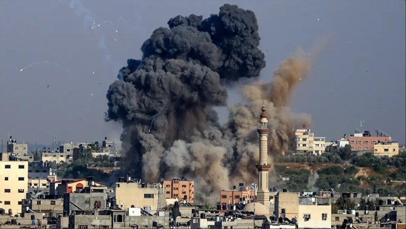 Israeli warplanes strike Gaza in response to missile attack