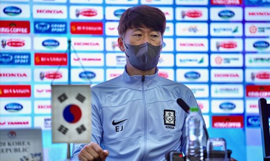 Huấn luyện viên Kim Eun-jung trong buổi họp báo trước trận. Ảnh: M.T