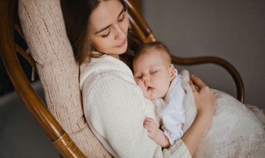 Cho trẻ bú sữa mẹ là một trong những cách giúp mẹ con gần gũi hơn. Ảnh: Boldsky