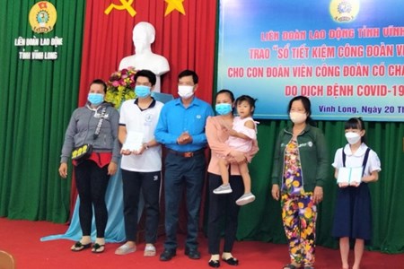 Vĩnh Long: Trao 3 sổ tiết kiệm Công đoàn cho con của đoàn viên Công đoàn