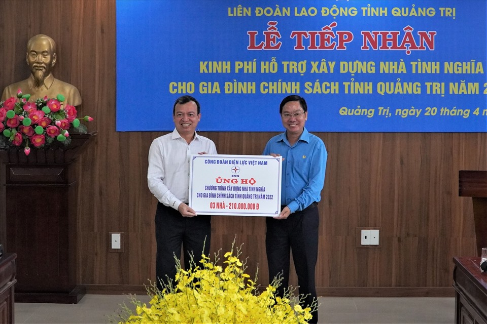 Đại diện Công đoàn Điện lực Việt Nam trao kinh phí xây dựng 3 ngôi nhà tình nghĩa cho LĐLĐ tỉnh Quảng Trị. Ảnh: CĐĐL