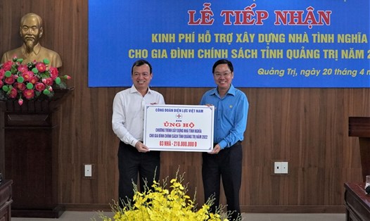 Đại diện Công đoàn Điện lực Việt Nam trao kinh phí xây dựng 3 ngôi nhà tình nghĩa cho LĐLĐ tỉnh Quảng Trị. Ảnh: CĐĐL