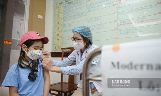 Hà Nội bắt đầu tiêm vaccine phòng COVID-19 cho học sinh tiểu học