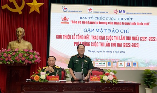 Thiếu tướng Đoàn Xuân Bộ, Tổng biên tập Báo Quân đội nhân dân giới thiệu tóm tắt về cuộc thi. Ảnh: Việt Cường