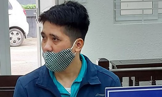 Nguyễn Văn Chiến trong phiên toà sơ thẩm ngày 30.3.2021 tại TAND Hà Nội bị xét xử cũng về tội "Lừa đảo chiếm đoạt tài sản" khi thuê xe ôtô tự lái rồi mang cầm cố. Ảnh: V.D
