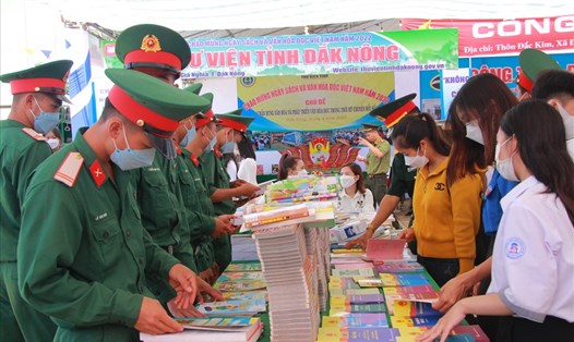 Đông đảo cán bộ, người dân, học sinh... đã đến dự ngày hội đọc sách ở huyện Đắk Mil. Ảnh: Phan Tuấn