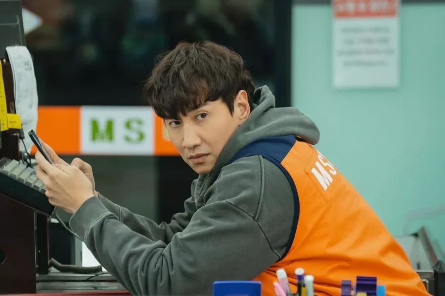 Tạo hình của Lee Kwang Soo. Ảnh: Poster tvN.