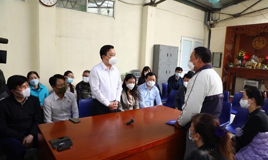 Phó Chủ tịch UBND TP Hà Nội Chử Xuân Dũng thăm hỏi, chia buồn với gia đình nạn nhân trong vụ cháy. Ảnh: Trần Long