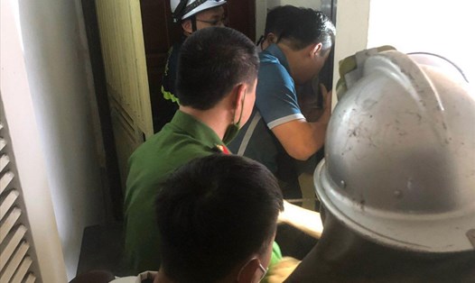 Lực lượng chức năng cứu 2 người mắc kẹt trong hố thang máy. Ảnh: CACC