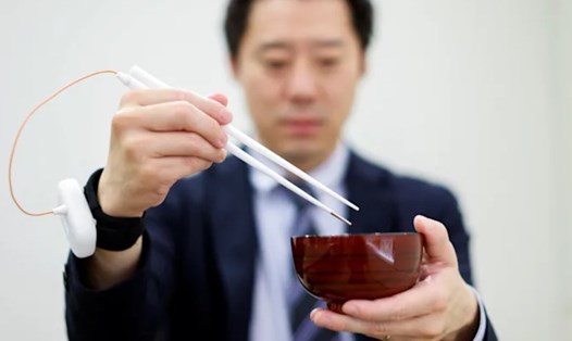Đôi đũa điện đến từ Nhật Bản có thể làm cho người ăn cảm thấy thức ăn mặn hơn. Ảnh chụp màn hình