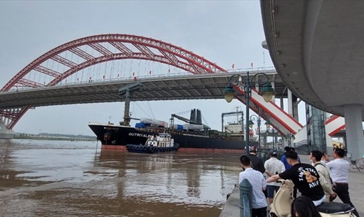 Tàu biển 12.000 DWT suýt đâm vào cầu Hoàng Văn Thụ ở Hải Phòng sau khi bị mất điều khiển, trôi tự do. Ảnh: CTV