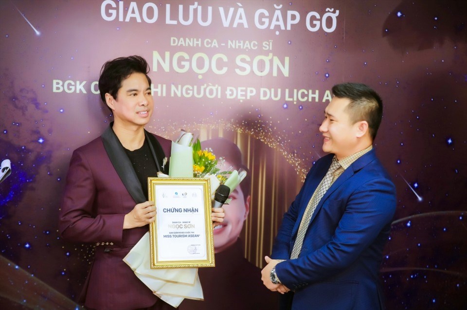 Ngọc Sơn khoe tiêu chí chấm thi nhan sắc. Ảnh: NSCC. Ngọc Sơn khoe tiêu chí chấm thi nhan sắc. Ảnh: NSCC.
