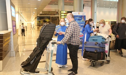 Du khách quốc tế khi đến sân bay Đà Nẵng. Ảnh: VNPT Đà Nẵng