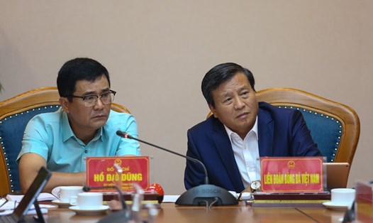 Ông Hồ Đại Dũng – Phó Chủ tịch UBND tỉnh Phú Thọ (trái) và ông Lê Văn Thành – Phó Chủ tịch VFF (phải) chủ trì cuộc họp. Ảnh: VFF