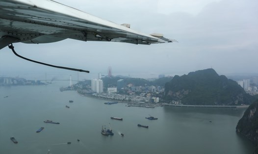 Ngắm vịnh Hạ Long trên chuyển bay thủy phi cơ thử nghiệm từ Tuần Châu đi Cô Tô. Ảnh: Hùng Sơn
