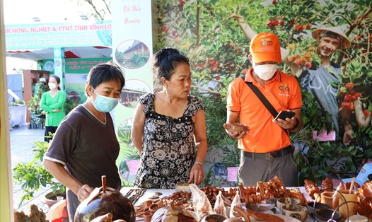 Khách tham quan các sản phẩm đặc sắc tại Ngày hội du lịch tỉnh Vĩnh Long 2022. Ảnh: Phong Linh