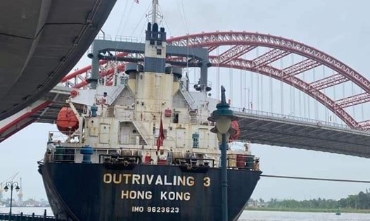 Tàu biển 12.000 DWT mất lái, đâm đổ lan can cầu, lọt thỏm dưới gầm cầu Hoàng Văn Thụ (Hải Phòng) chiều ngày 21.4