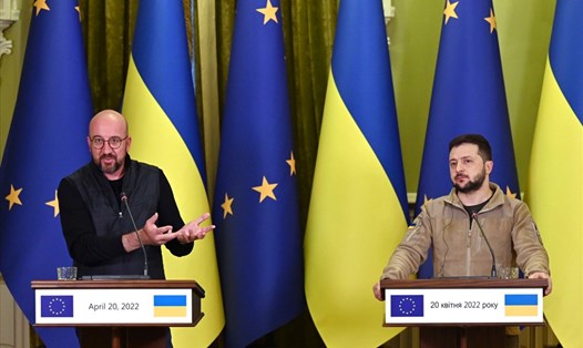 Chủ tịch Hội đồng Châu Âu Charles Michel (trái) và Tổng thống Ukraina Volodymyr Zelensky trong cuộc họp báo sau hội đàm ở Kiev ngày 20.4. Ảnh: AFP