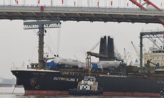 Tàu OUTRIVALING 3 bị trôi va làm hư hỏng hệ thống lan can của cầu Hoàng Văn Thụ. Ảnh: Hồng Phong