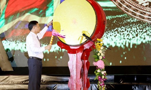 Chủ tịch UBND huyện Quỳnh Lưu (Nghệ An) Hoàng Văn Bộ đánh trống khai trương du lịch biển Quỳnh năm 2022. Ảnh: Đình Tuyên/BNA