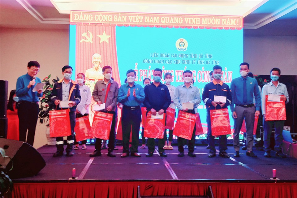 Công đoàn các KKT tỉnh Hà Tĩnh tặng quà cho công nhân khó khăn tại lễ phát động Tháng Công nhân năm 2022. Ảnh: CĐ.