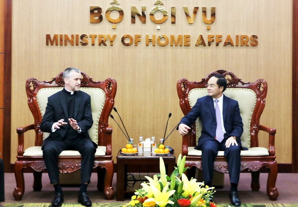Thứ trưởng Bộ Nội vụ Vũ Chiến Thắng làm việc với Đức ông Miroslaw Stanislaw Wachowski, Thứ trưởng Ngoại giao Tòa thánh Vatican. Ảnh: PV.