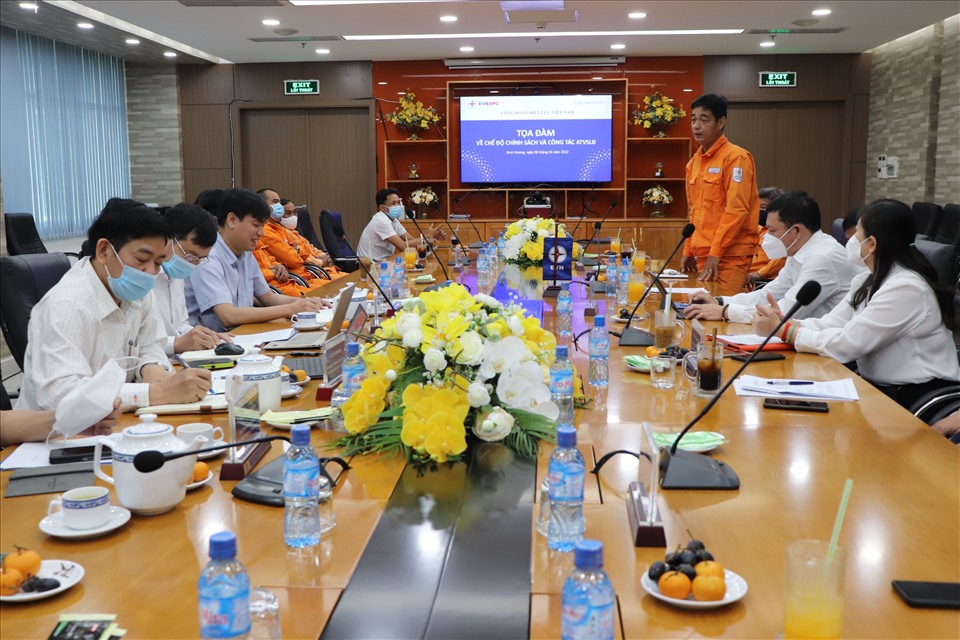 Người lao động nêu nguyện vọng với lãnh đạo Công đoàn Điện lực Việt Nam. Ảnh: CĐĐL