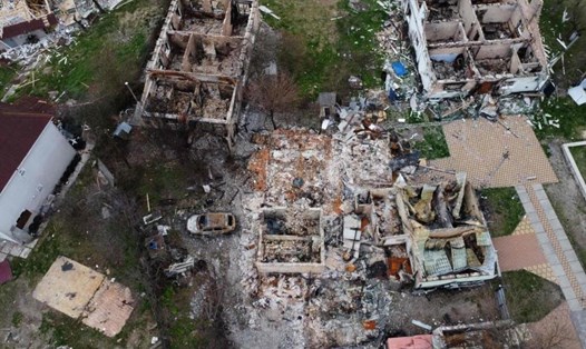 Khu nhà ở ngoại ô Kiev, Ukraina bị phá hủy. Ảnh: AFP