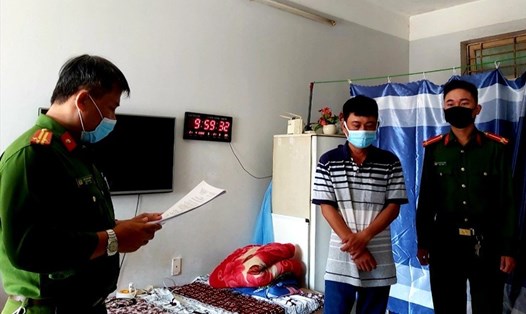Lực lượng chức năng bắt tạm giam ông Nguyễn Thanh Sơn về tội tham ô tài sản. Ảnh: Công an